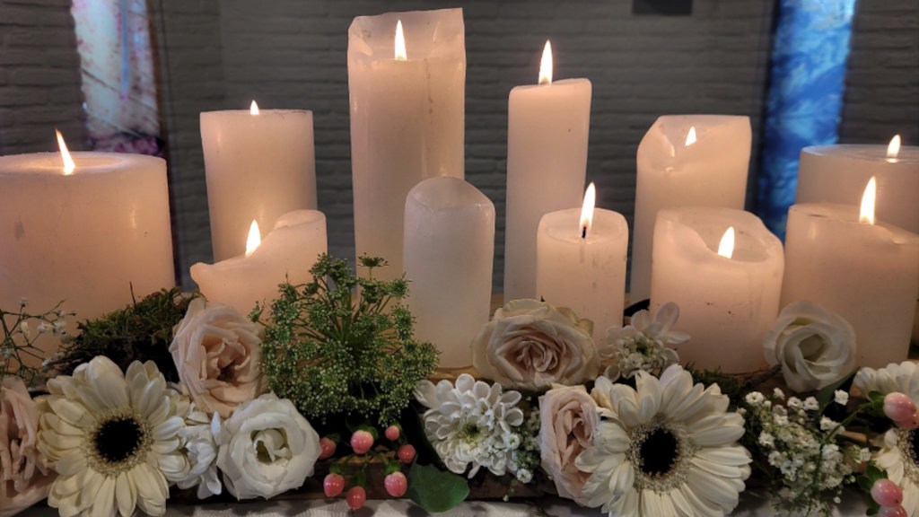 Lichtjesavond op begraafplaats Vredehof in Ridderkerk